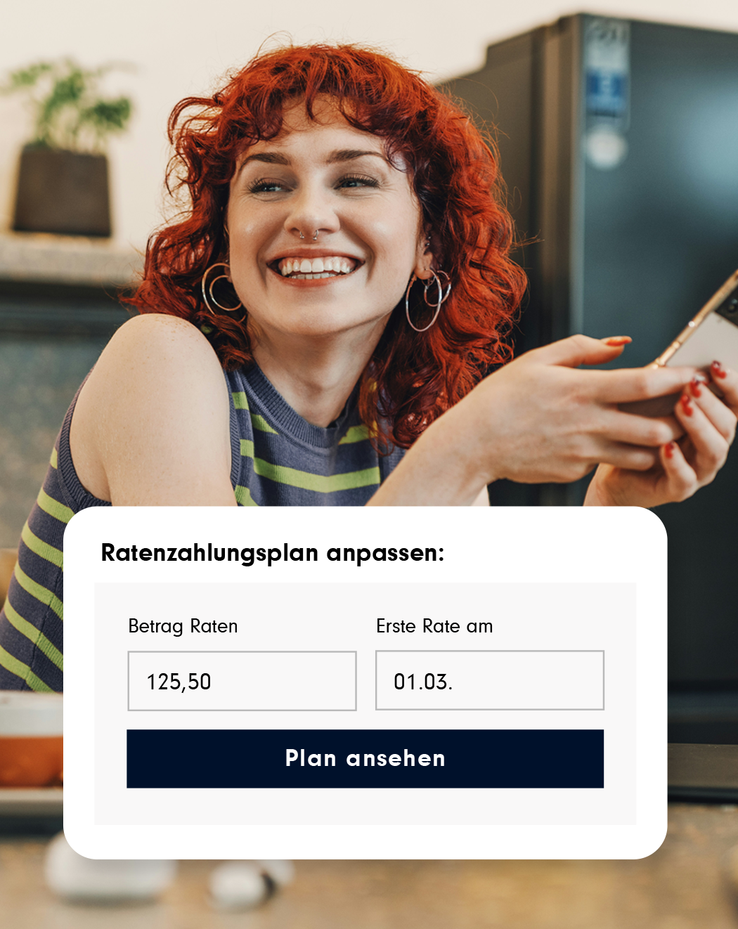 Junge Frau mit Handy, die einen Ratenzahlungsplan erstellt